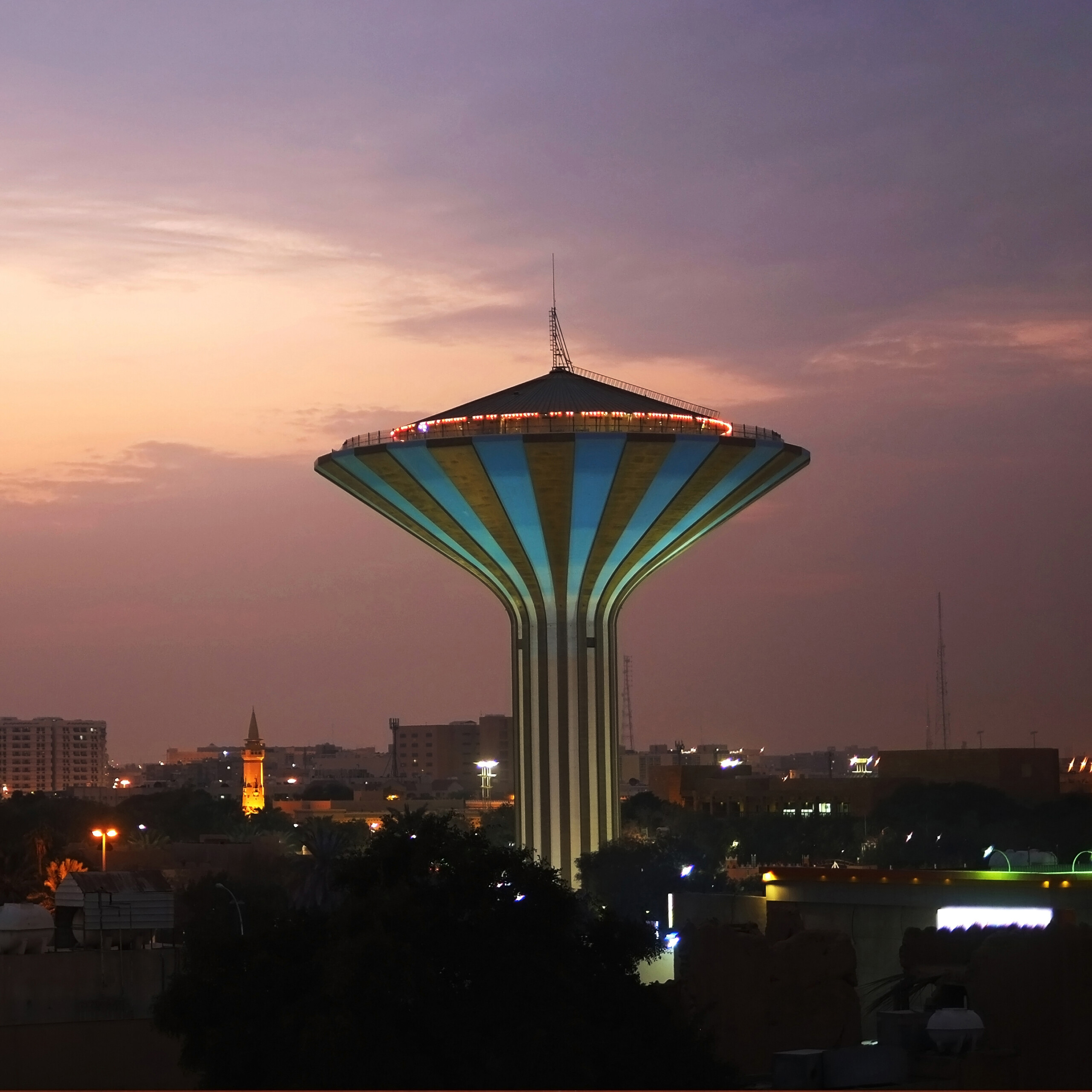 torre de água com listras amarelas