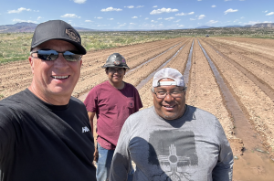 Una foto del autor Fred Nichols con dos de sus amigos nativos americanos en un campo de maíz de Nuevo México.