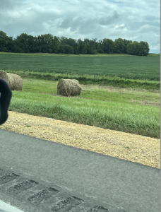 Heno empacado al borde de la carretera en Iowa.