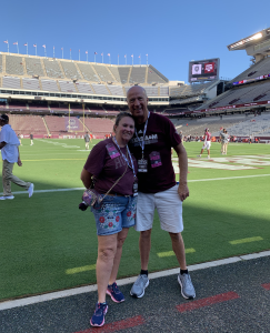 O autor Fred Nichols com sua esposa em um jogo de futebol americano universitário.